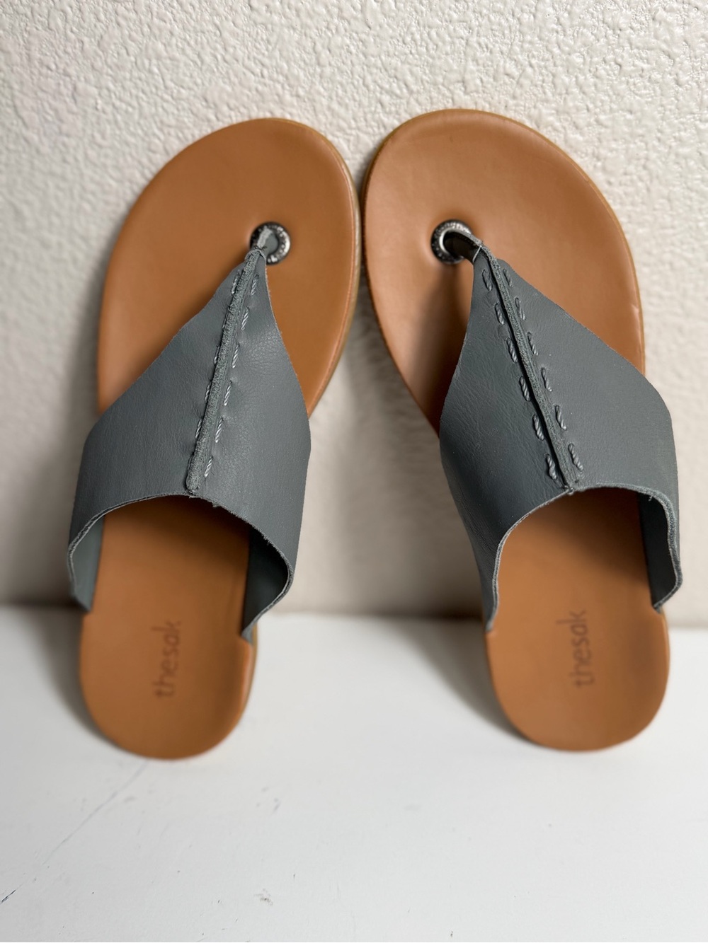 The Sak~Lightweight~Dark Gray~Leather~Stitching Detail~Thong~Slide~Sandal~Size 9